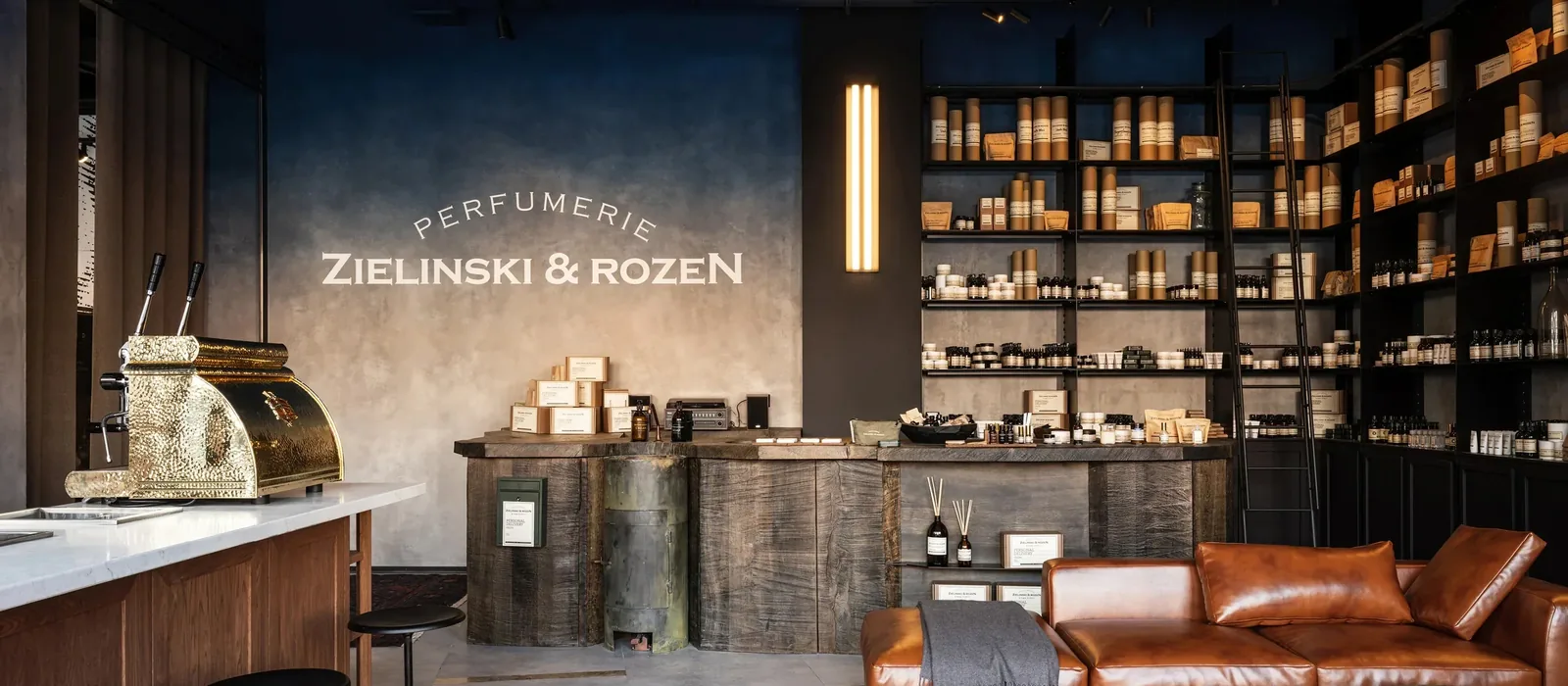 Інтер'єр парфумерії Zielinski & Rozen: полиці з ароматами, дерев'яна стійка, логотип на стіні
